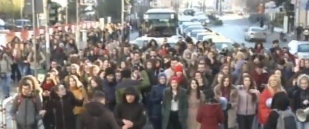 VIDEO/ Protesta e studentëve, shihni ç’po ndodh tek Rruga e Elbasanit