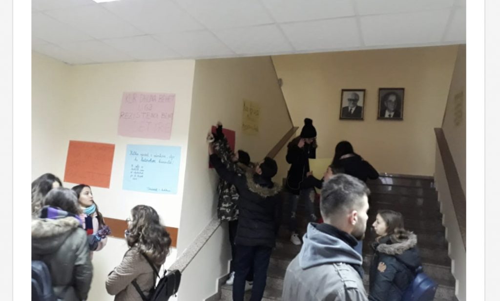 FOTOT/ Studentët vijojnë ngujimin, bashkohet Politekniku, Filologjiku rikthen pankartat