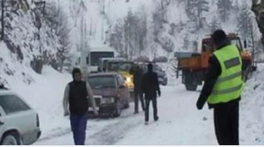 Shkodër, rruga e bllokuar nga bora, aksidentohet autobusi