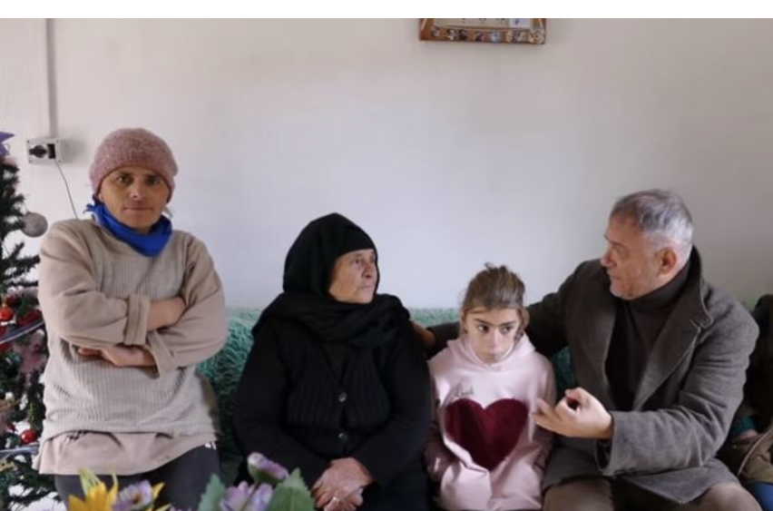 Video/ Edhe deputeti tjetër piktor bën bamirësi