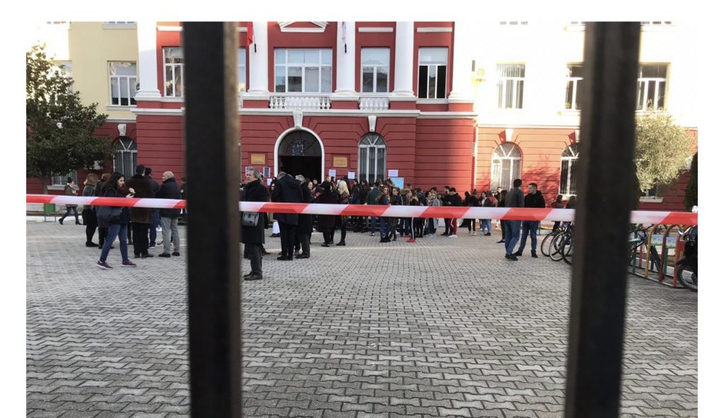 FOTOT/ Nis greva tek Filologjiku, pedagogët: Ja thirrja për qeverinë