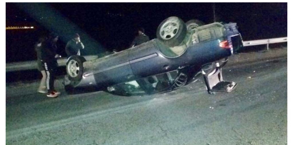 Makina përmbyset në autostradë nga një dhelpër