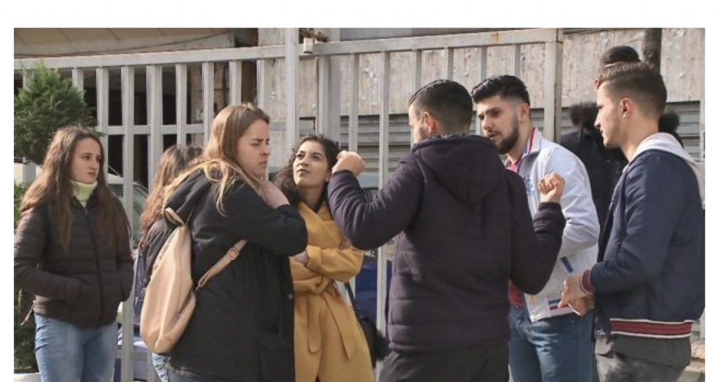 Thyhet bojkoti, studentët e juridikut sot nisin mësimin tek gjimnazi “Petro Nini Luarasi”