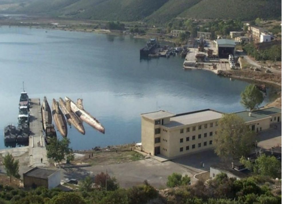 Skandali në bazën ushtarake të Pashalimanit, si u grabitën armë e municion. Roja …