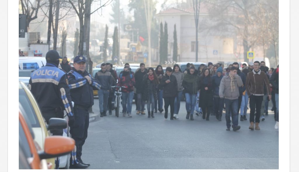 FOTOT/ Nga Kryeministria studentët marshojnë drejt ambasadës së SHBA