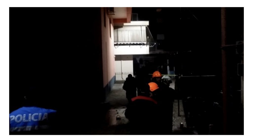 VIDEO/ Shpërthim i fuqishëm në Gjirokastër, shkatërrohet garazhi i godinës 3-katëshe