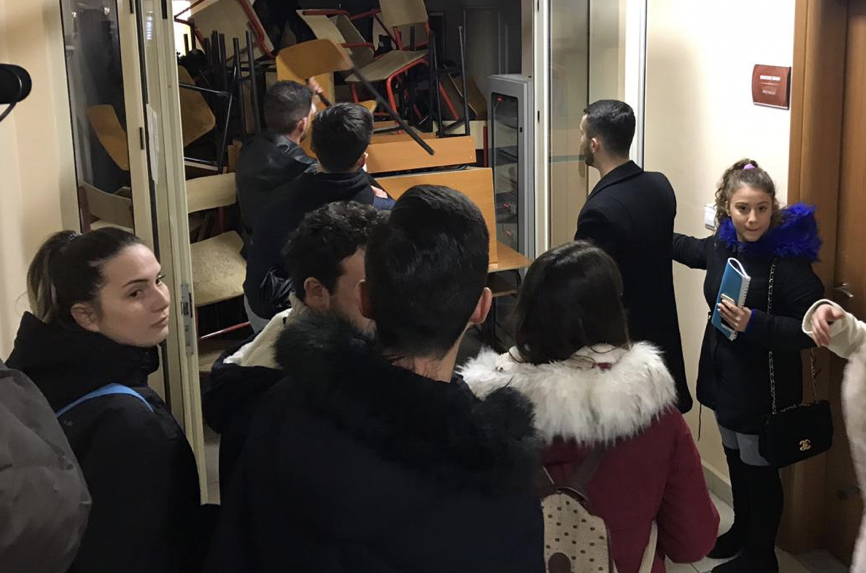 FOTO/ Vijon  protesta tek Juridiku, grupet e studentëve përplasen me njëri-tjetrin