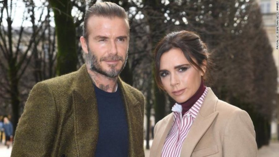 FOTO/ Çifti Beckham kundër lidhjes që i biri ka pasur me këngëtaren shqiptare