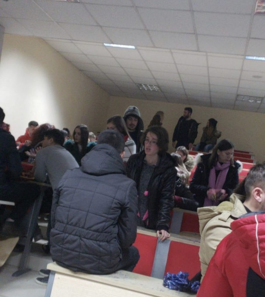 VIDEO/ Studentët vazhdojnë ngujimin në fakultete