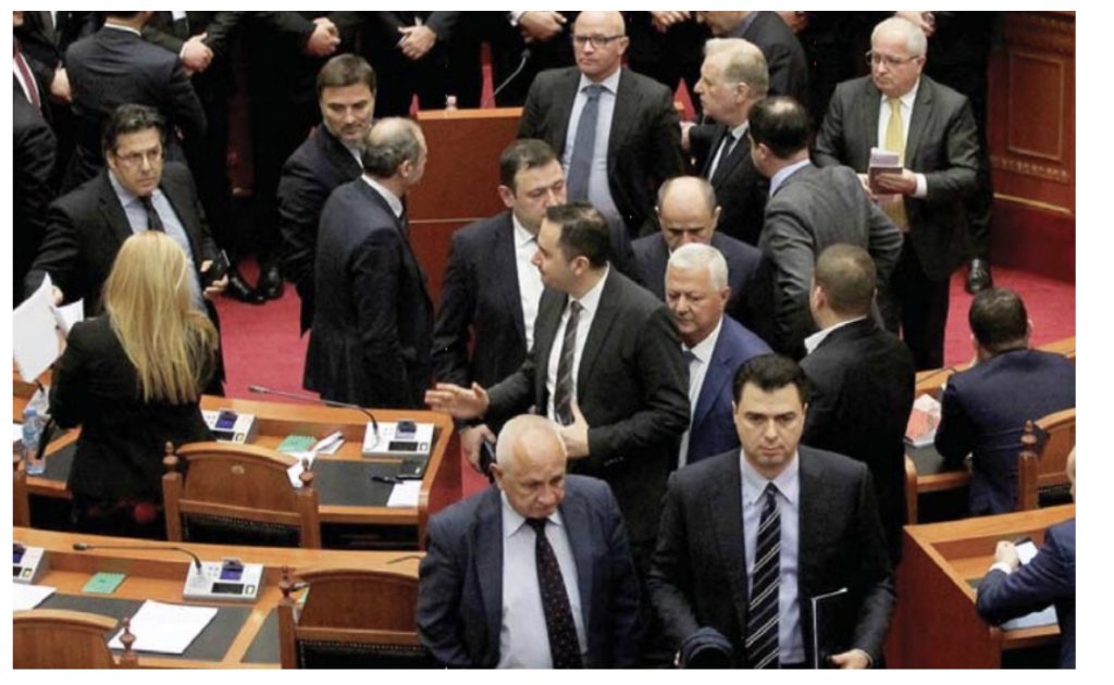 Zbardhet debati me dyer të mbyllura në Grupin e PD, Salianji: Me protestën të djegim edhe mandatet
