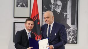Zbulohet CV e ministrit të Jashtëm, Cakaj me dy Mastera e një Bachelor brenda 3 viteve… Jan 30, 2019