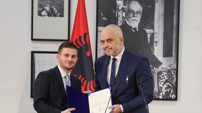 Zbulohet CV e ministrit të Jashtëm, Cakaj me dy Mastera e një Bachelor brenda 3 viteve… Jan 30, 2019