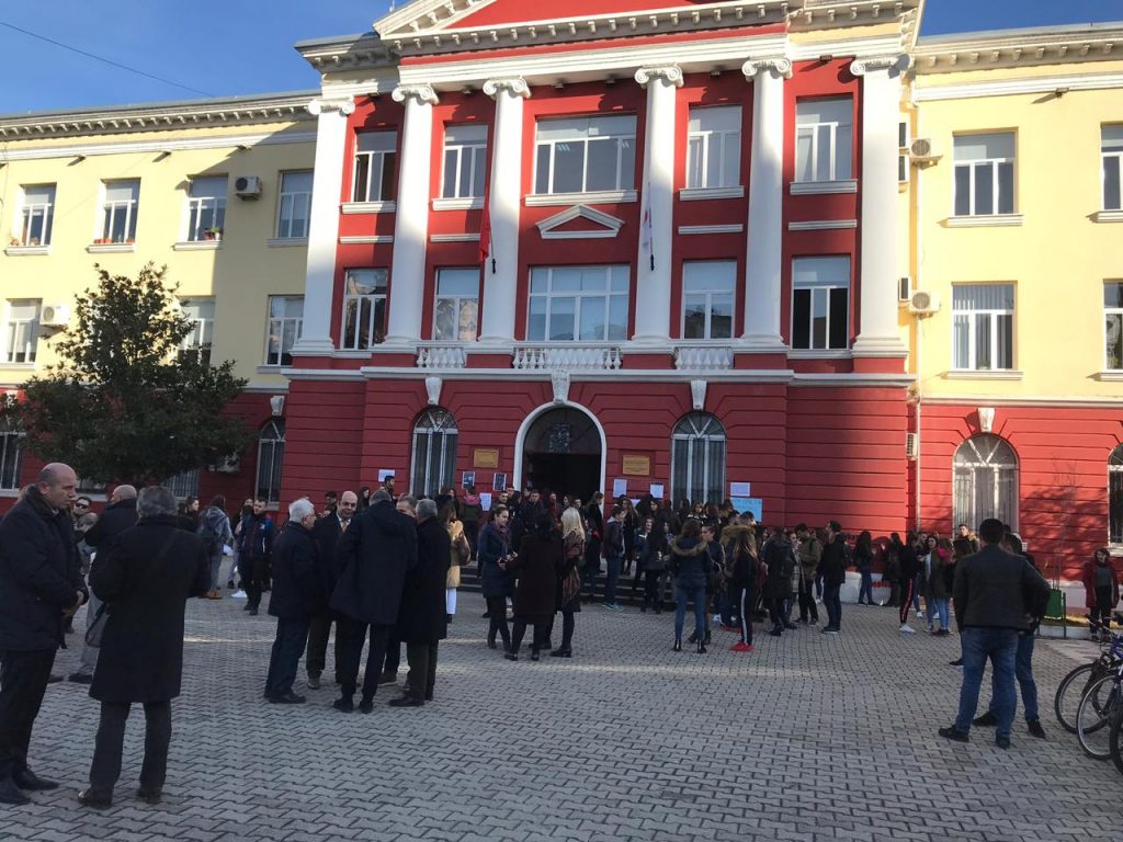 Te nderuar pedagogë,  sot keni rastin të tregoni se jeni qenie që, pertej bukës së përditshme jetoni  me dinjitet