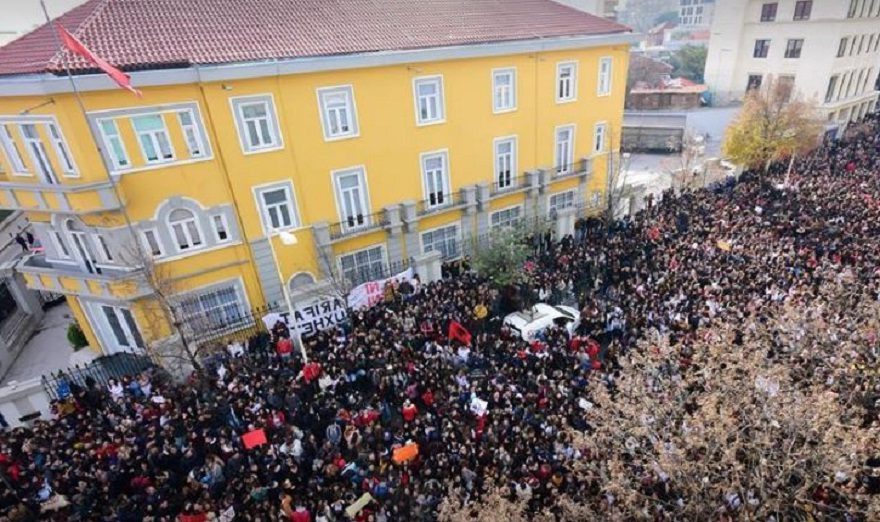 Ministria e Arsimit tenton ndaljen e protestës, kërkon informacion për studentët që përfitojnë bursa