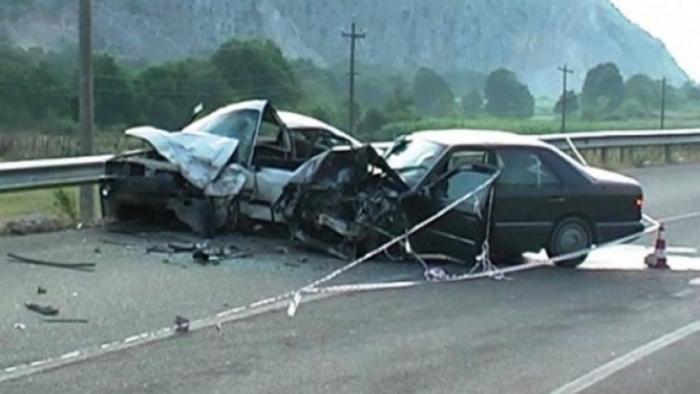 AKSIDENT I RËNDË/ PËRPLASEN DY MAKINA, 4 TË PLAGOSUR