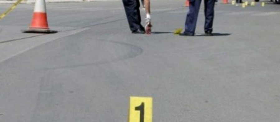 Makina përplas 3 kalimtarë, gjen vdekjen 35-vjeçarja