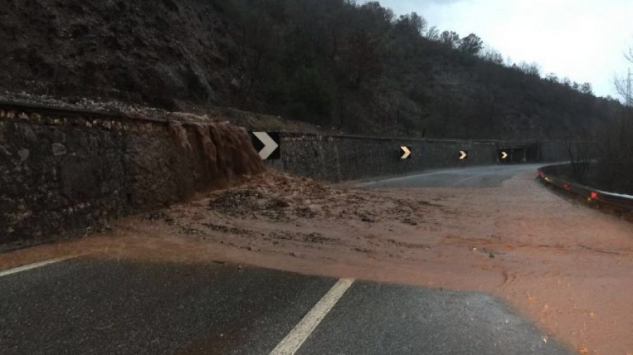Reshqet toka, probleme në trafik në Tepelenë-Gjirokastër