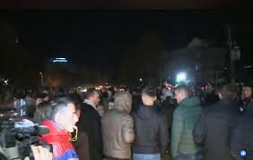 Protestuesit e “Astir”-it sonte me hunj në dorë: Shtëpitë nuk i lëshojmë