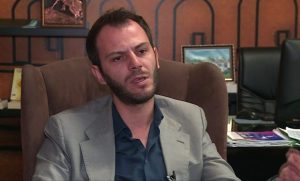 Kryebashkiaku i  Rrogozhinës,Beqir Nuredini blen gazetën “Mapo” të Henri Çilit