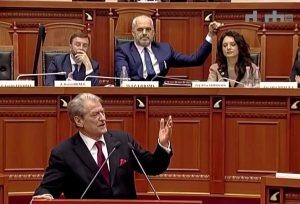 Berisha: Edvin, marr ftesa çdo 2 muaj nga ‘përtej oqeanit’, por na thuaj, madam Basha ka aksione në bankën offshore?!
