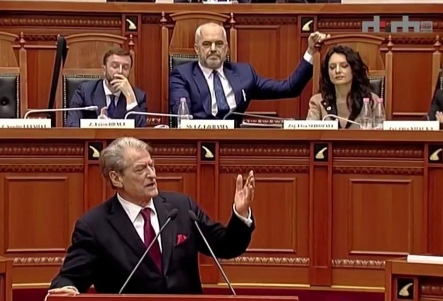 Berisha: Edvin, marr ftesa çdo 2 muaj nga ‘përtej oqeanit’, por na thuaj, madam Basha ka aksione në bankën offshore?!