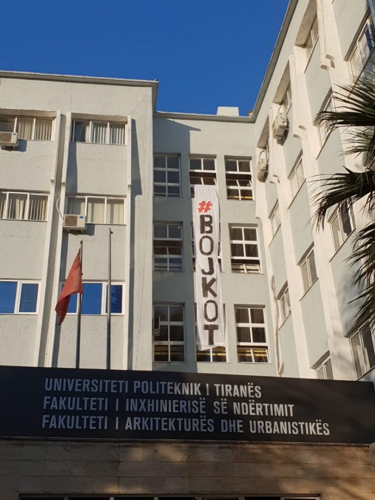 FOTO/ Nuk ndalen studentët, ‘BOJKOT’, pushton murin e inxhinierisë së ndertimit