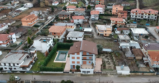 Karpen/ Fshati bregdetar i mbushur me vila, por askush nuk jeton brenda