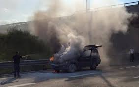 Një automjet merr flakë në ecje