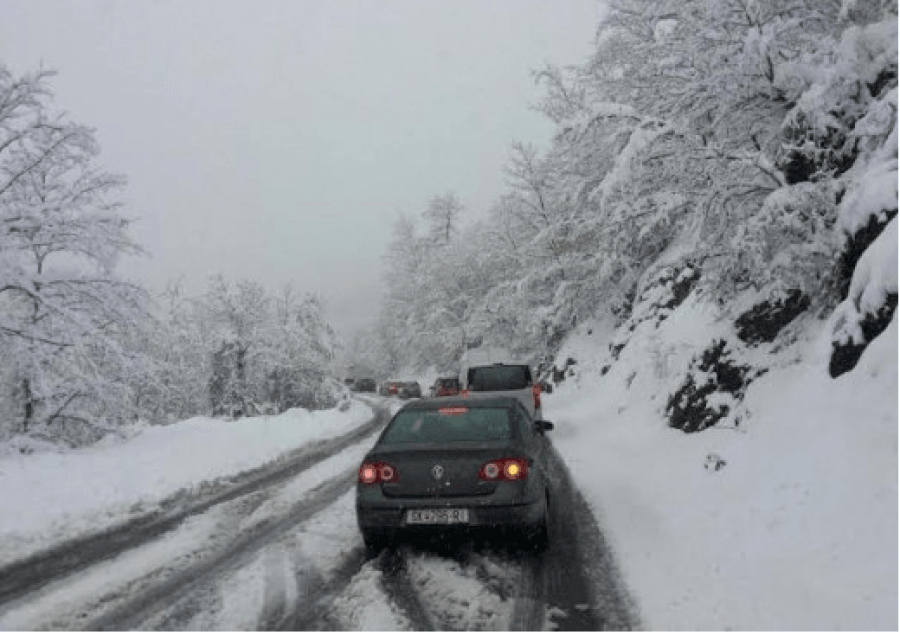 Bora bllokon makinat në Llogara, asnjë borëpastruese në rrugë