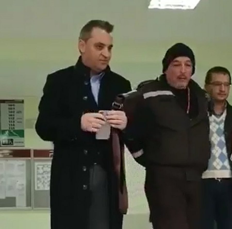 VIDEO/ Dekani i FTI presion studenteve mos të protestojnë dhe të ngujohen!