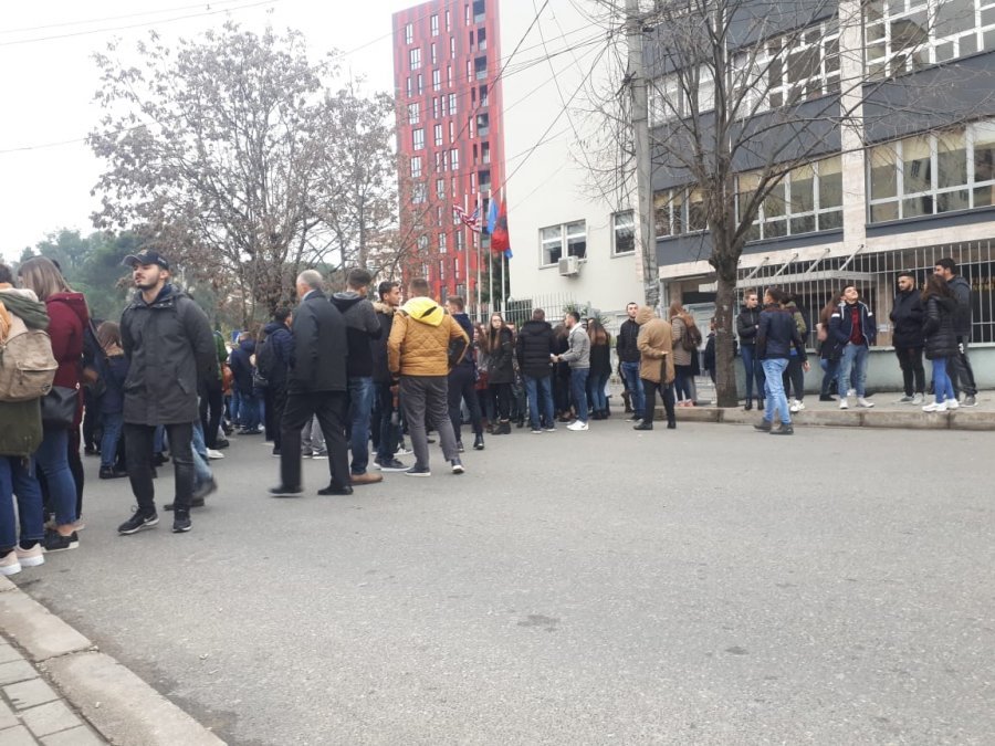 Protesta vazhdon, tension tek ekonomiku, studentët vijojnë ngujimin