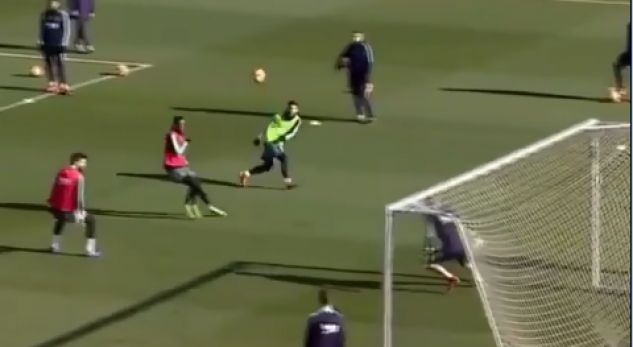 Messi i habitë shokët e ekipit me golin në stërvitje