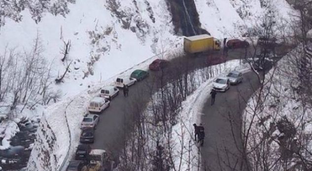 Rikthehet dëbora në Korce, deri në 15 cm në Dardhë