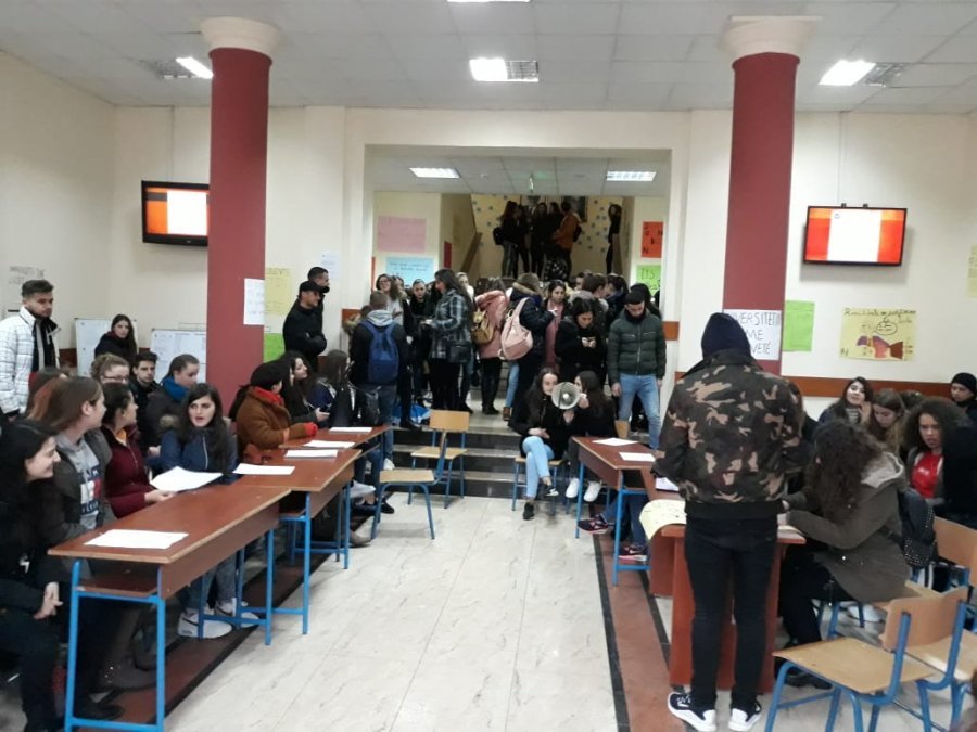 Fakulteti i Historisë dhe Filologjisë vazhdon bojkotin mes ligjërimeve dhe zbavitjes