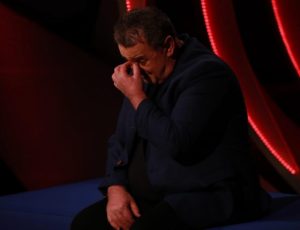 AGRON LLAKAJ PËRLOTET LIVE NË EMISION, MBESA I BËN SURPRIZË…