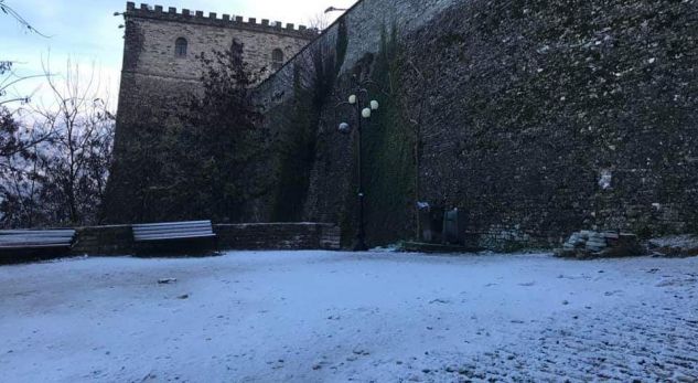 Moti i keq. Nis bora në Gjirokastër, fshatrat e Dibrës të bllokuara
