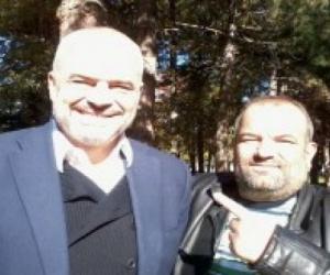 VIDEO-LIVE/ Korçari Ilir Vrenozi i rikëndon këngën : O Edvin o Drogaxhi,  k…ilindur Ti