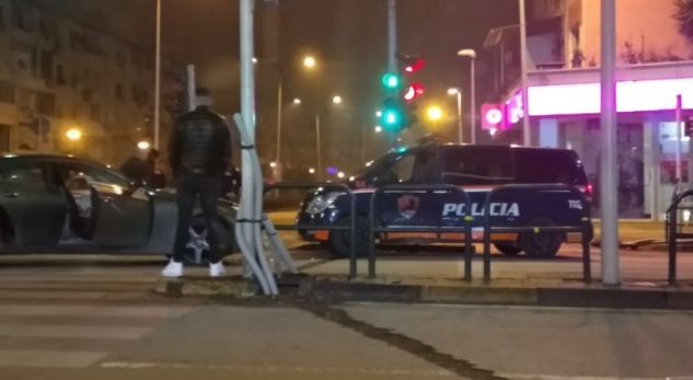 Makina e policisë përfshihet në aksident