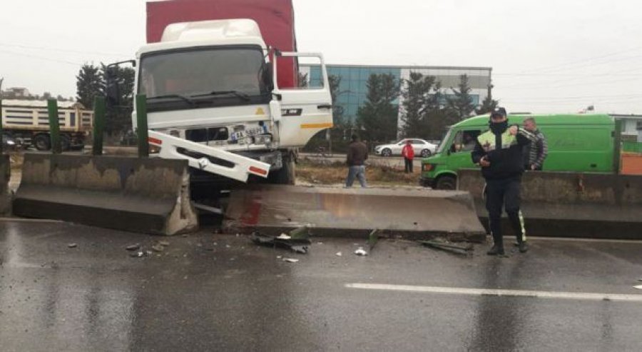 VIDEO/ Aksident i rëndë në autostradën Tiranë-Durrës
