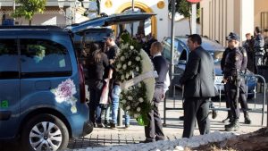 Lamtumirë prekëse për Julen, vogëlushi varroset pranë të vëllait mes lotëve, luleve dhe duartrokitjeve