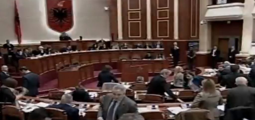 OPOZITA BOJKOTON SESIONIN E RI PARLAMENTAR, RAMA IRONIZON BERISHËN: SALI TA QAJ HALLIN SALI, TË VËSHTIRË E KE… (FOTO)