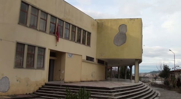Ish-Pallati i Kulturës Gramsh drejt rrënimit