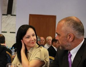 Pikante e ditës/Burri në qeveri,  loz dhe pikturon,  pika që s’i bie,  se nga gruaja rron