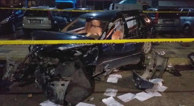 Aksident i frikshëm, Benz-i del nga rruga e përplas 11 makina (FOTOT)
