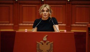 ‘Je e gatshme të sakrifikosh fëmijët për Ramën?’, Kryemadhi sfidë ministres së Financave