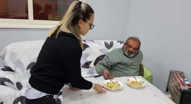 Temperaturat nën zero, i jepet strehë dhe ushqim të moshuarit të vetmuar