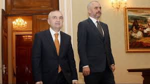 FOTO/ Rama çon emrat e ministrave të rinj tek Meta