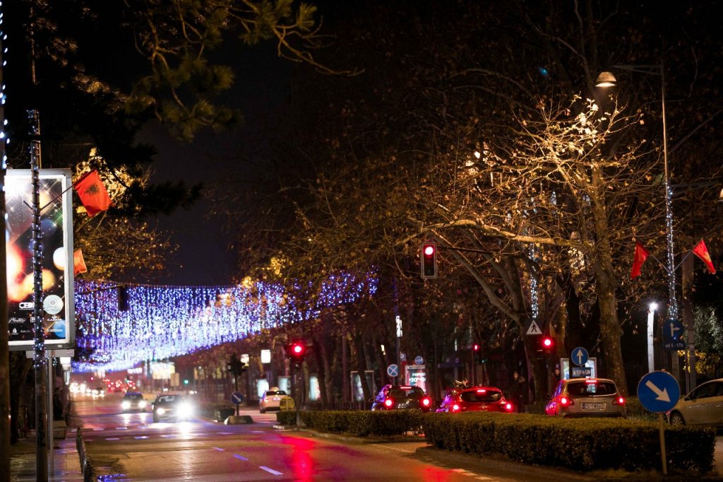 FOTOT/Podgorica mbushet me flamuj  Meta nesër në Mal të Zi