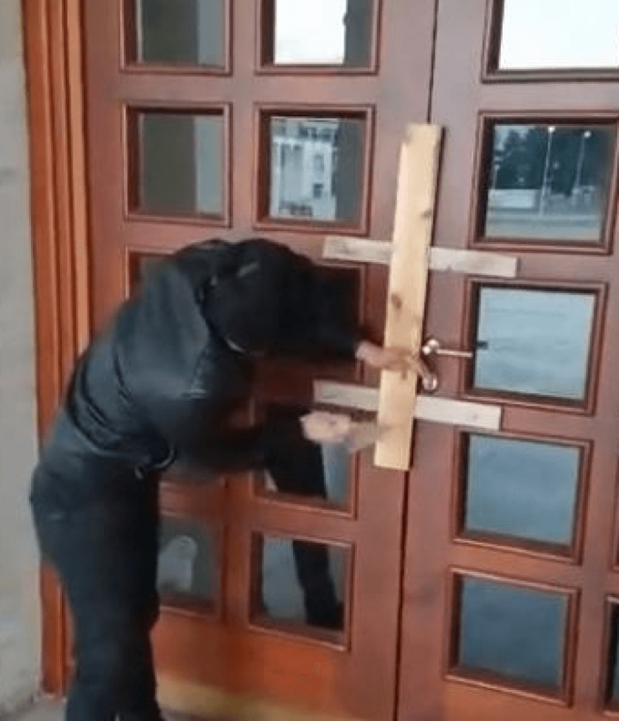 Studentët gozhdojnë dyert e fakulteteve, protesta vazhdon
