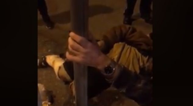 Pamje të RËNDA…. shqiptari i pastrehë vdes nga i ftohti përballë spitalit të Tiranës